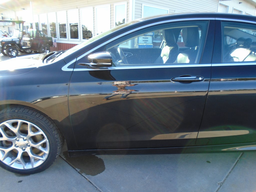 Photo 3 of this CHRYSLER 200