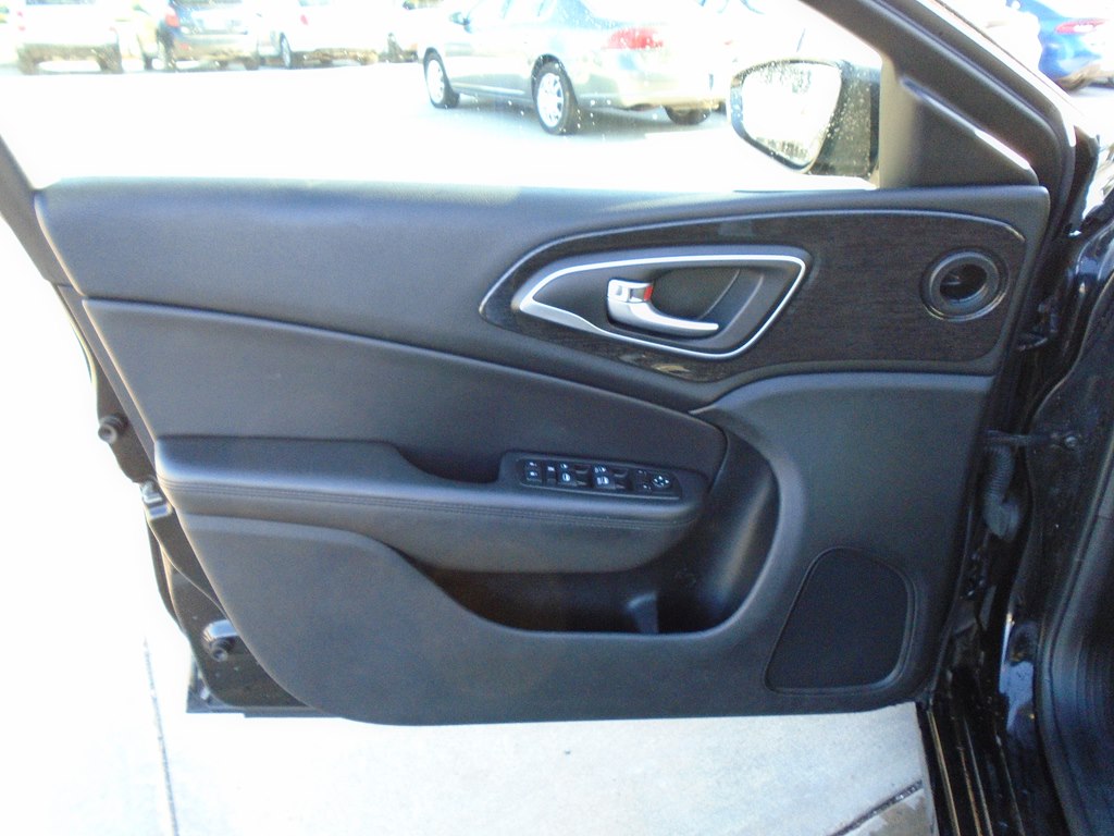 Photo 18 of this CHRYSLER 200