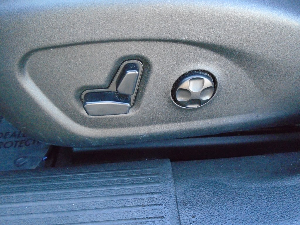 Photo 17 of this CHRYSLER 200
