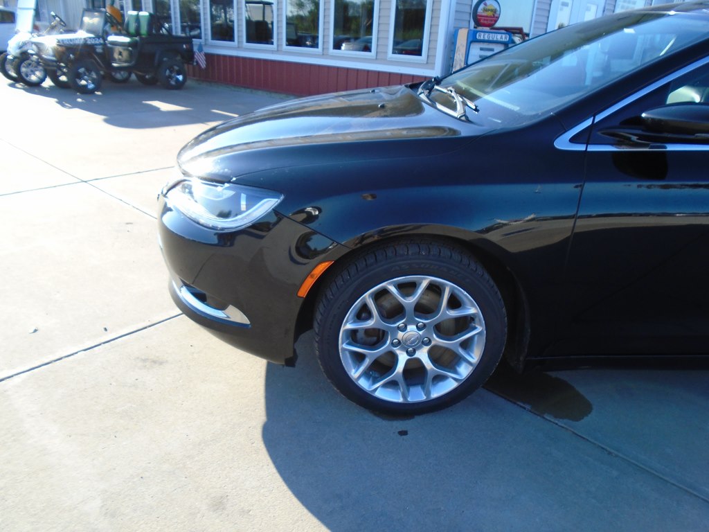 Photo 2 of this CHRYSLER 200