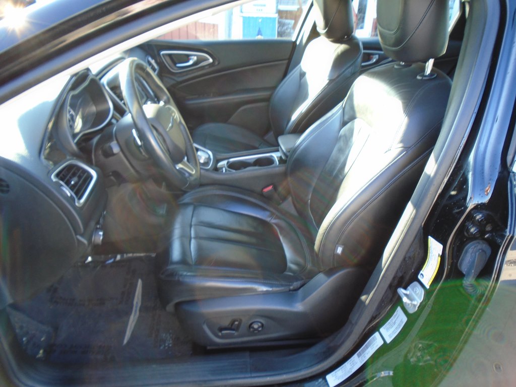 Photo 16 of this CHRYSLER 200