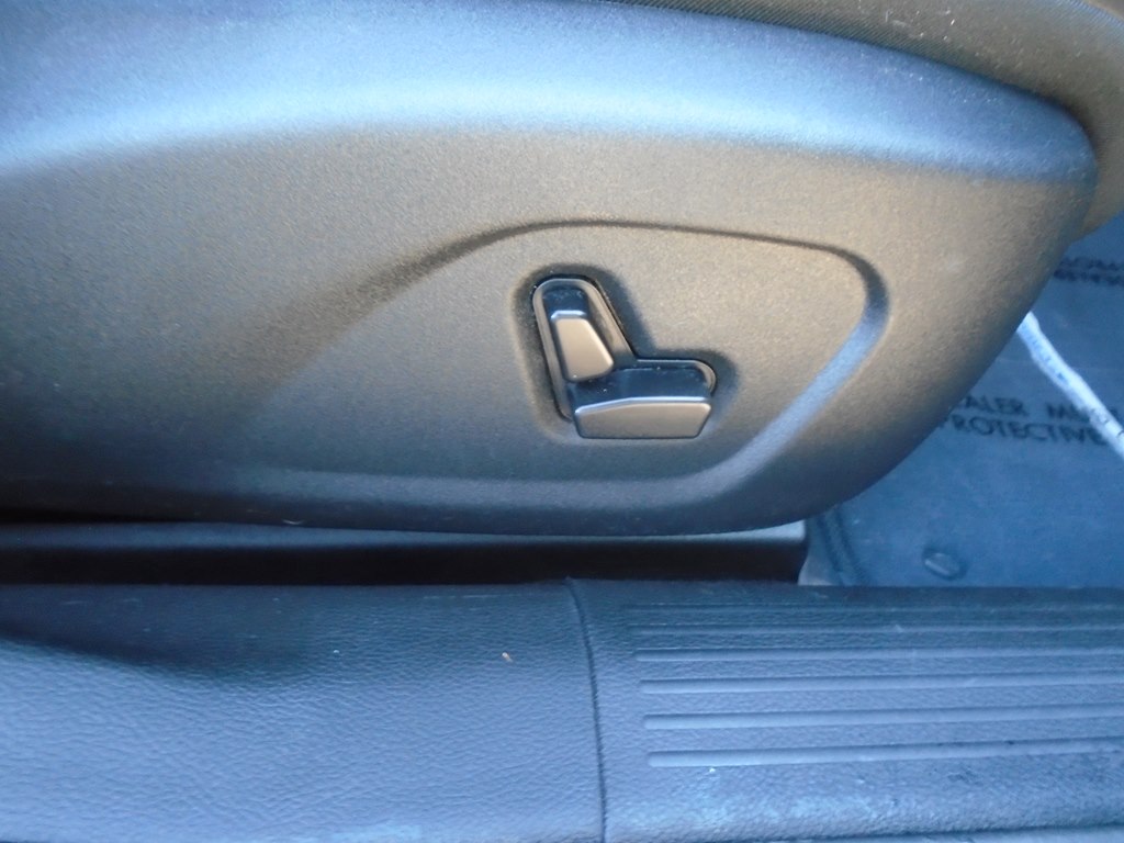 Photo 33 of this CHRYSLER 200