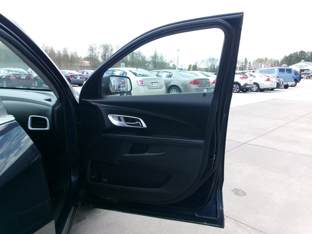 Photo 28 of this CHEVROLET EQUINOX