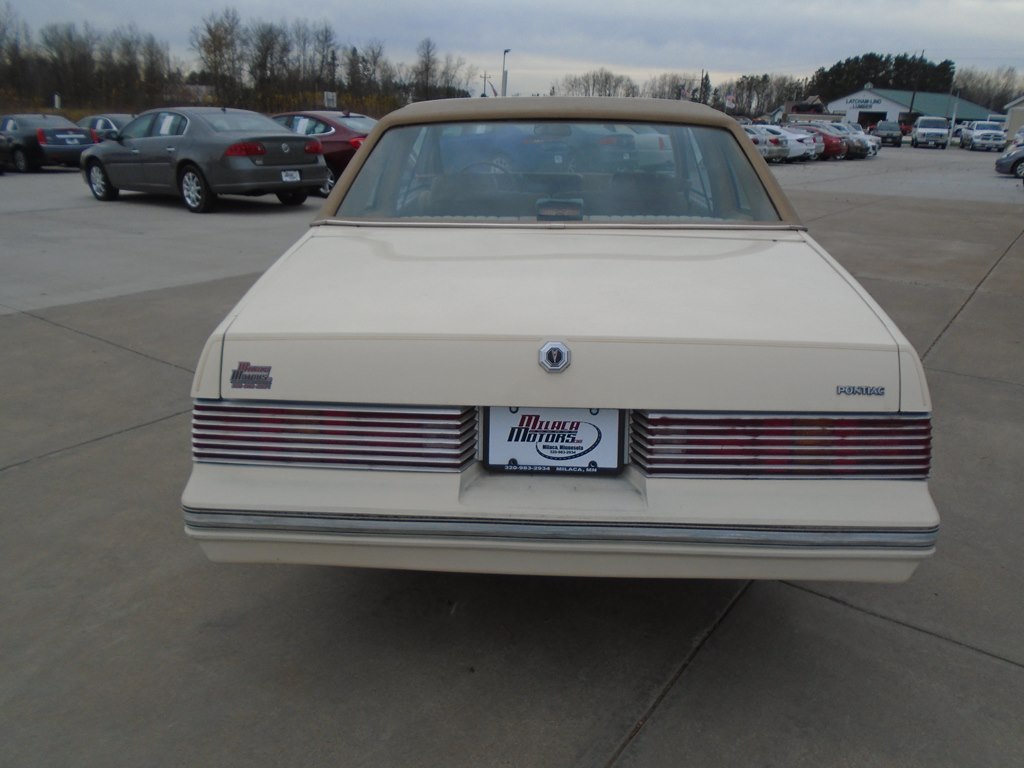 Photo 10 of this PONTIAC LEMANS