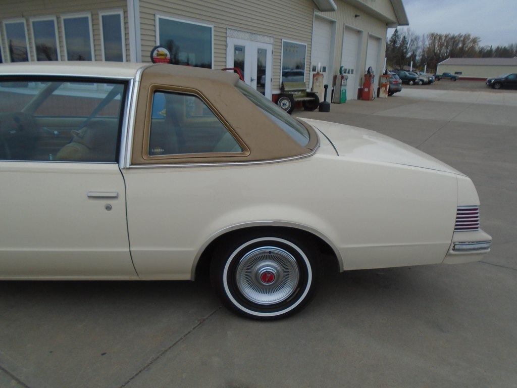 Photo 4 of this PONTIAC LEMANS