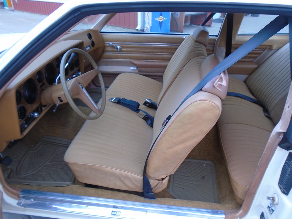 Photo 12 of this PONTIAC LEMANS