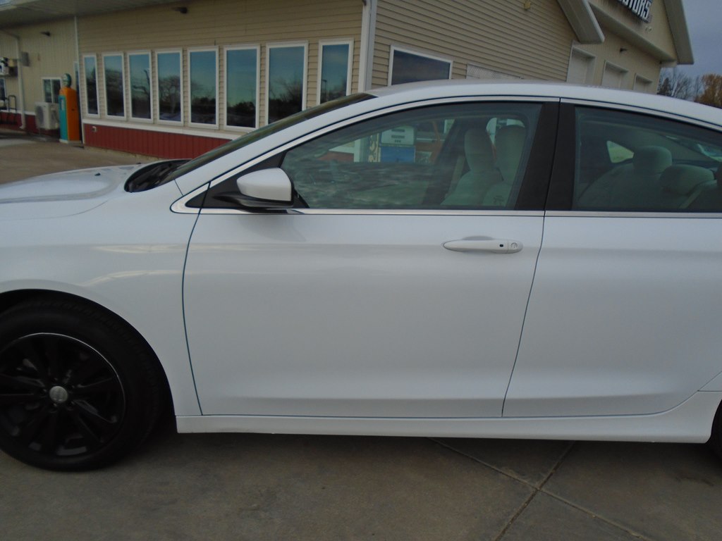 Photo 3 of this CHRYSLER 200