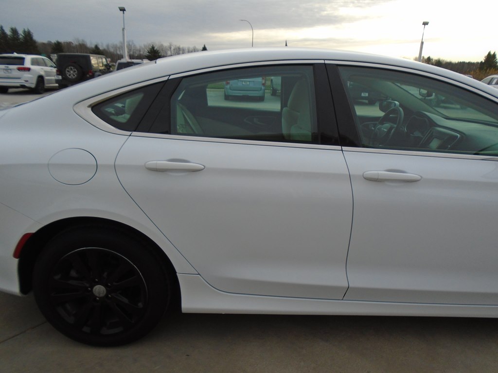 Photo 10 of this CHRYSLER 200