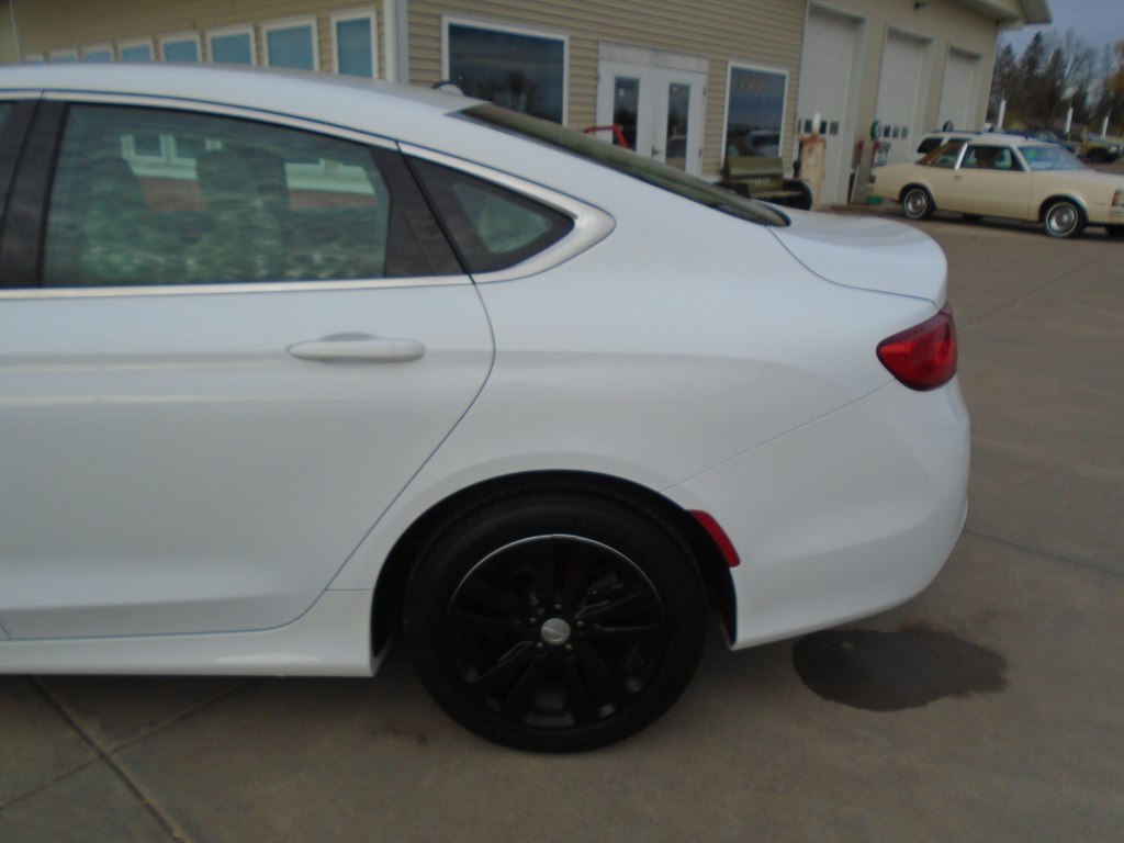 Photo 5 of this CHRYSLER 200