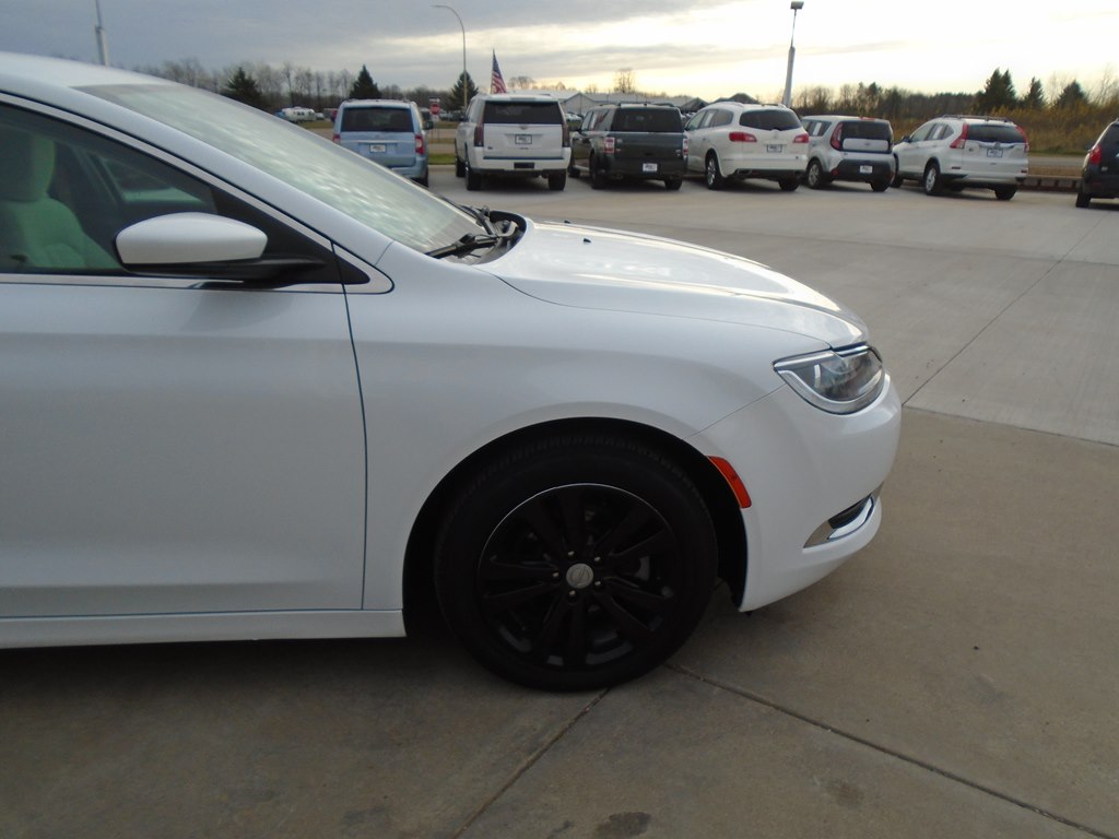 Photo 8 of this CHRYSLER 200