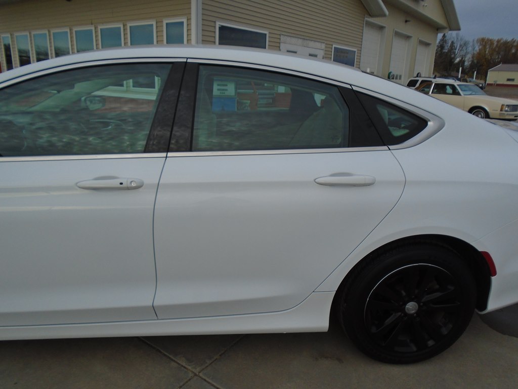 Photo 4 of this CHRYSLER 200