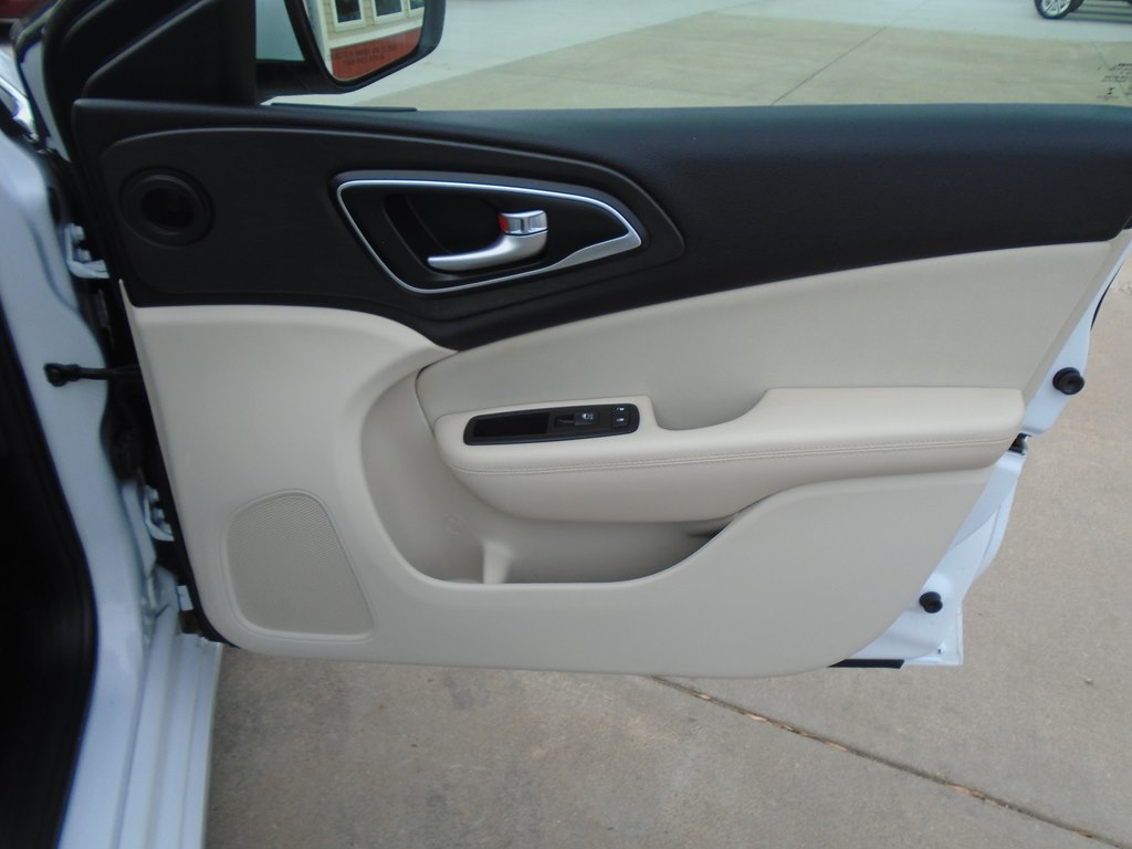 Photo 33 of this CHRYSLER 200