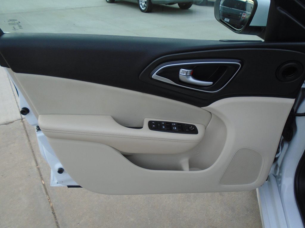 Photo 16 of this CHRYSLER 200