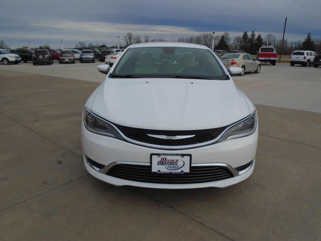 Photo 6 of this CHRYSLER 200
