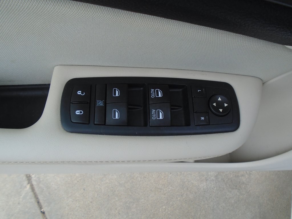 Photo 17 of this CHRYSLER 200