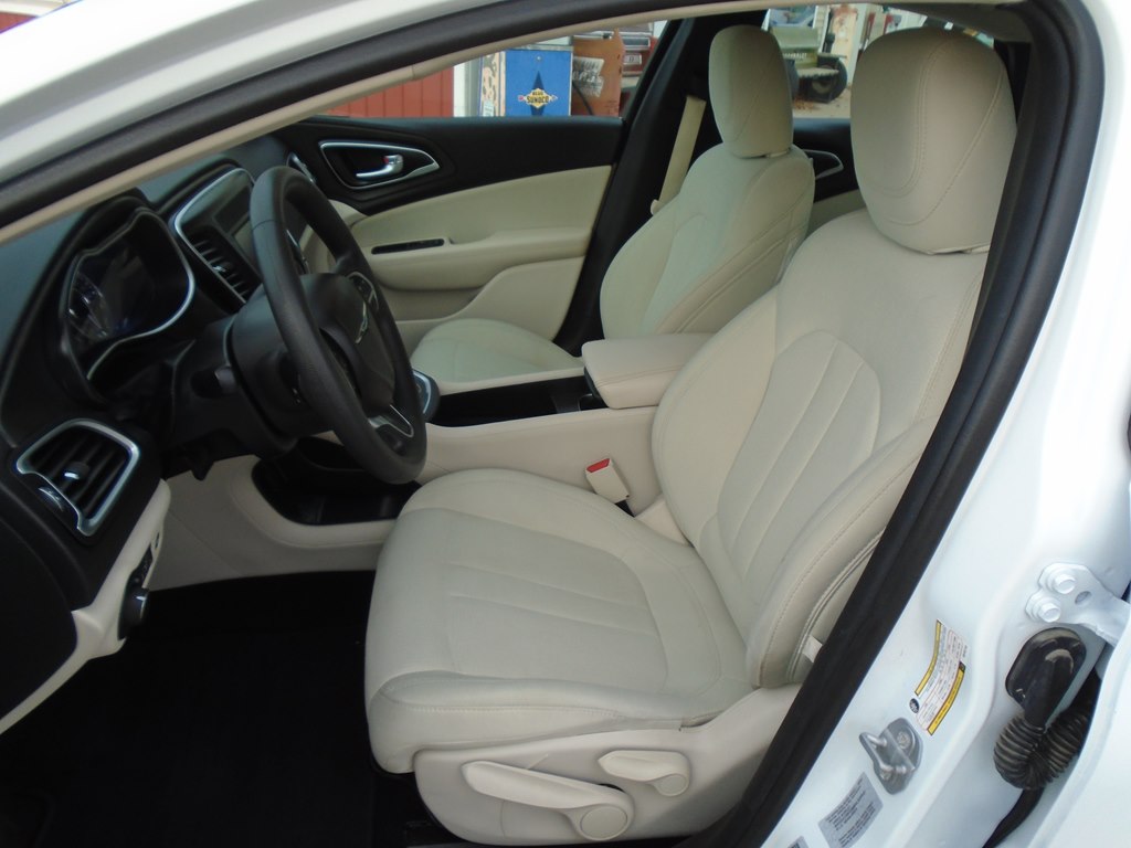 Photo 15 of this CHRYSLER 200