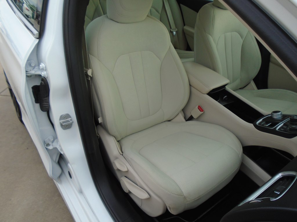Photo 34 of this CHRYSLER 200