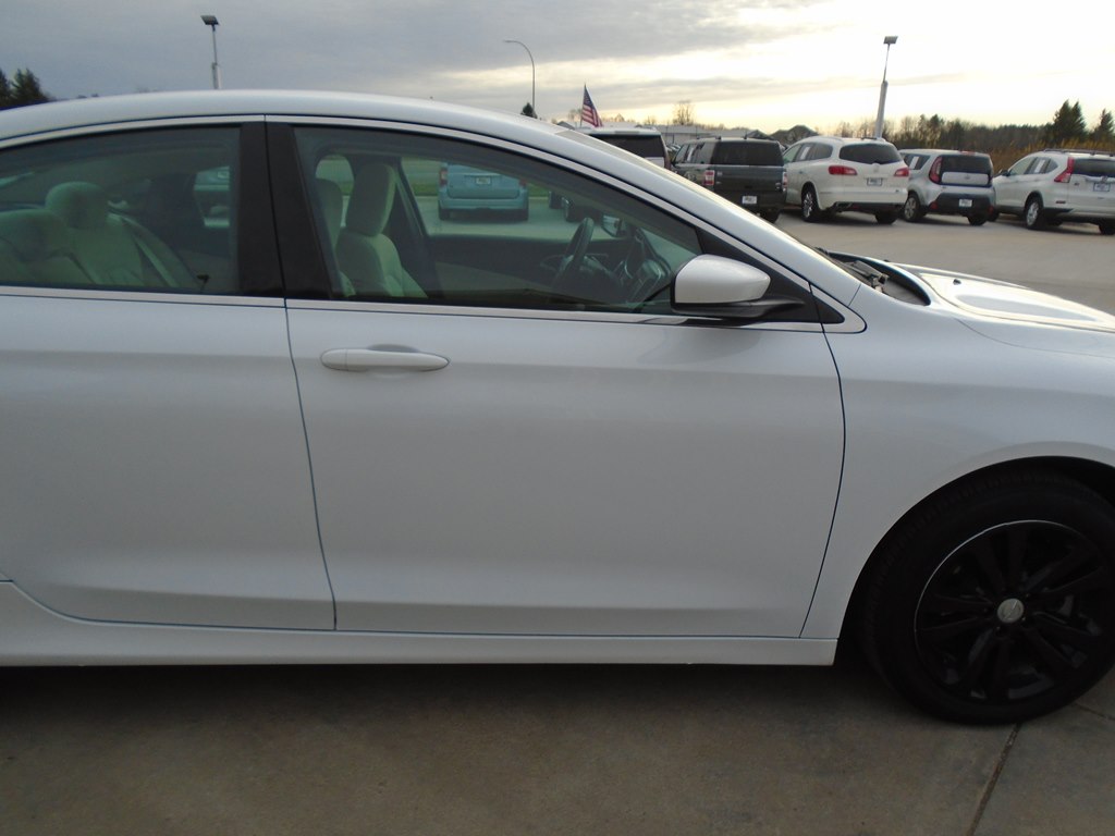 Photo 9 of this CHRYSLER 200