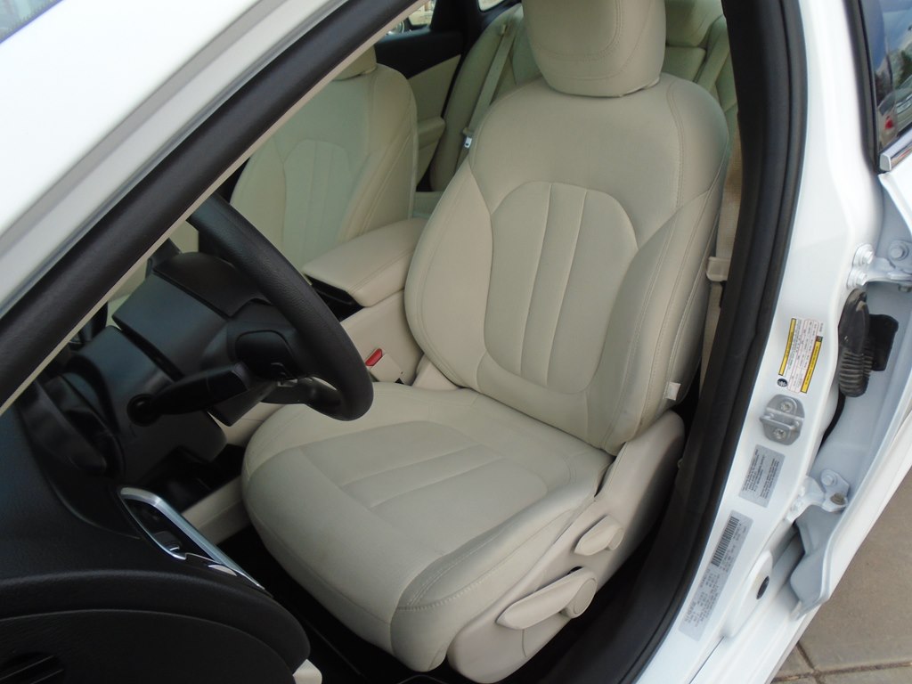 Photo 18 of this CHRYSLER 200