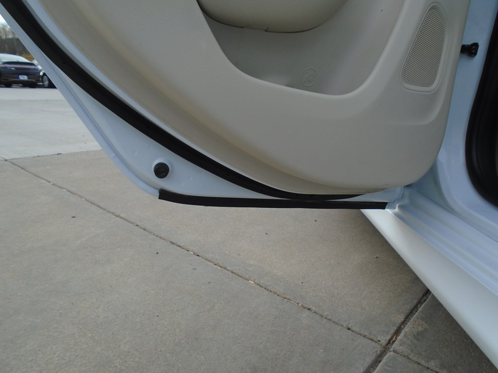 Photo 30 of this CHRYSLER 200
