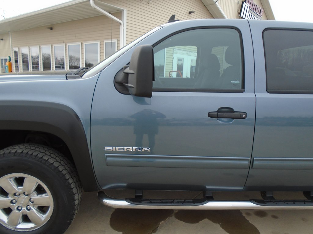 Photo 3 of this GMC SIERRA