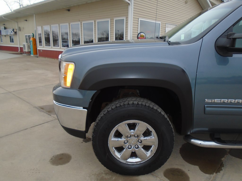 Photo 2 of this GMC SIERRA