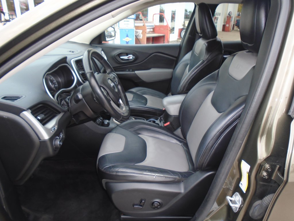 Photo 15 of this JEEP CHEROKEE