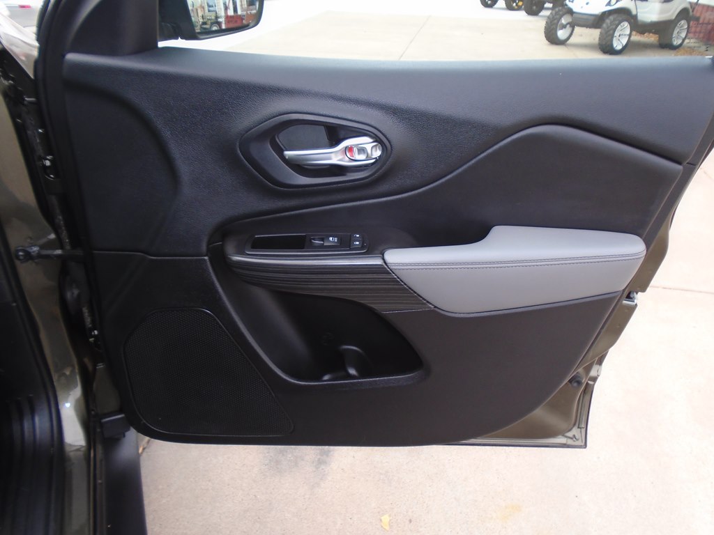 Photo 33 of this JEEP CHEROKEE