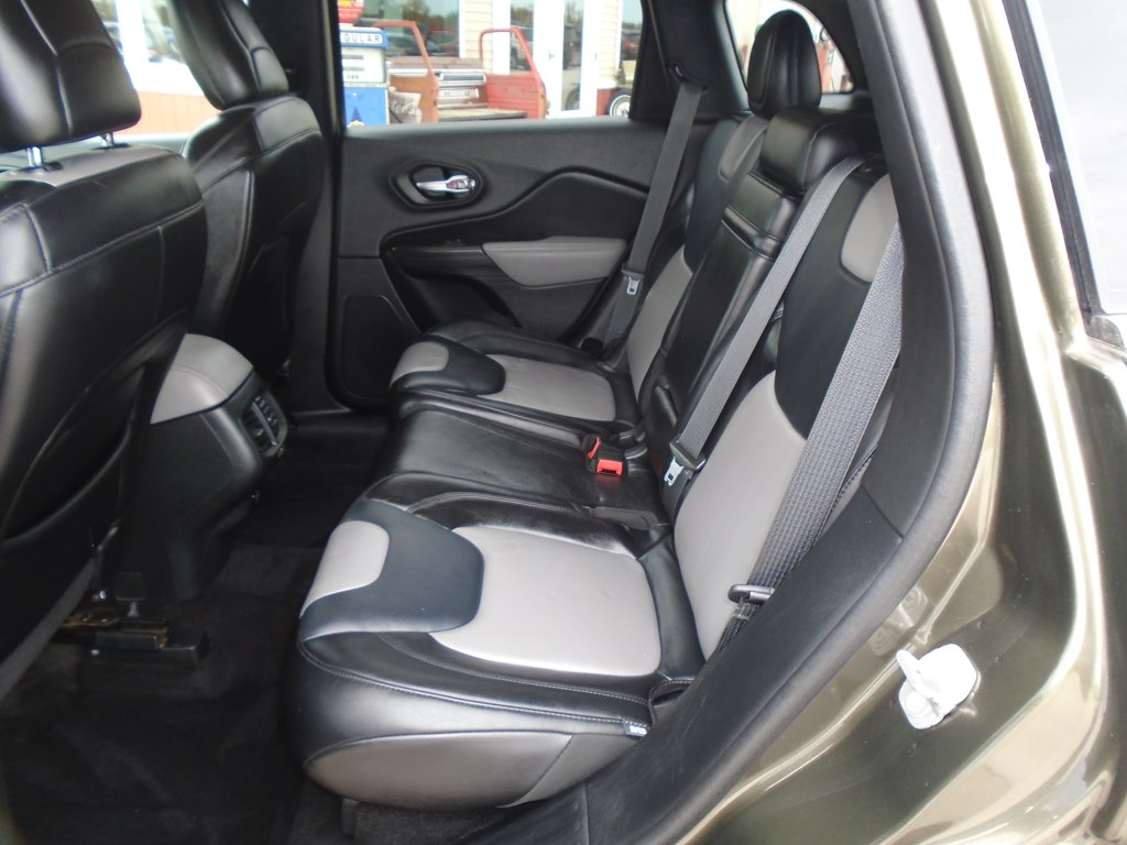 Photo 24 of this JEEP CHEROKEE