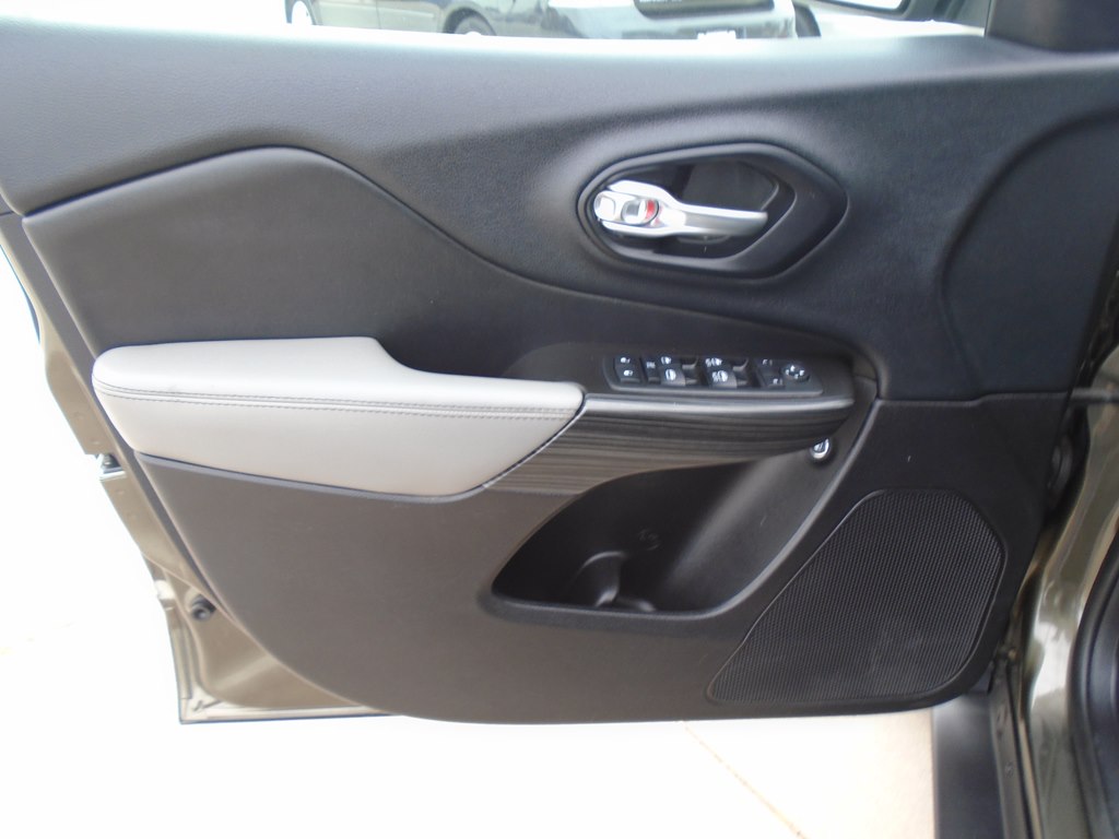 Photo 17 of this JEEP CHEROKEE