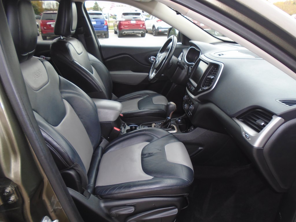 Photo 31 of this JEEP CHEROKEE