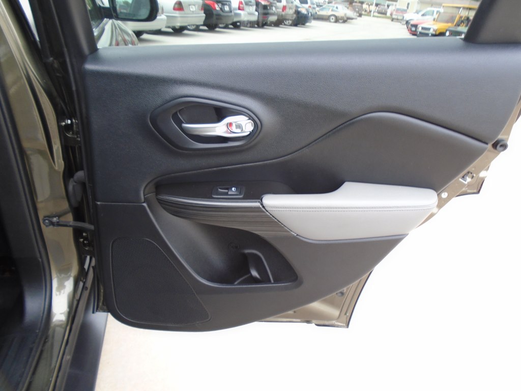 Photo 40 of this JEEP CHEROKEE