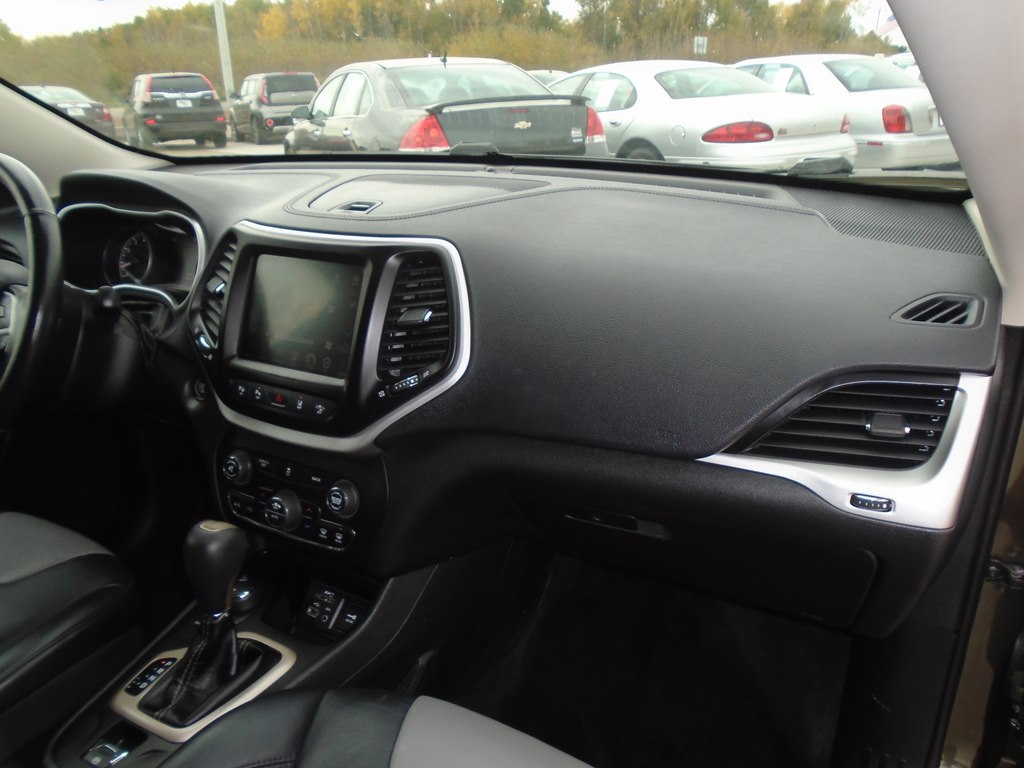 Photo 32 of this JEEP CHEROKEE