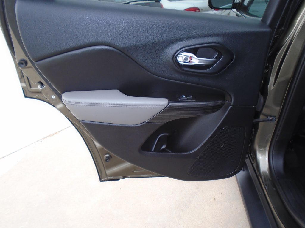 Photo 25 of this JEEP CHEROKEE