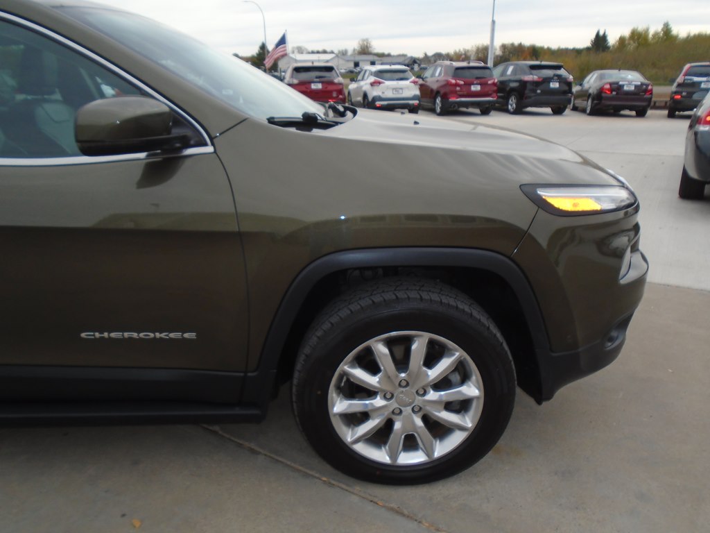 Photo 8 of this JEEP CHEROKEE