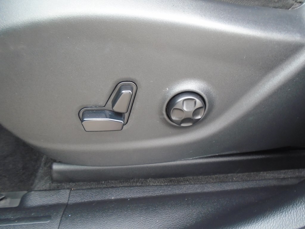 Photo 16 of this JEEP CHEROKEE