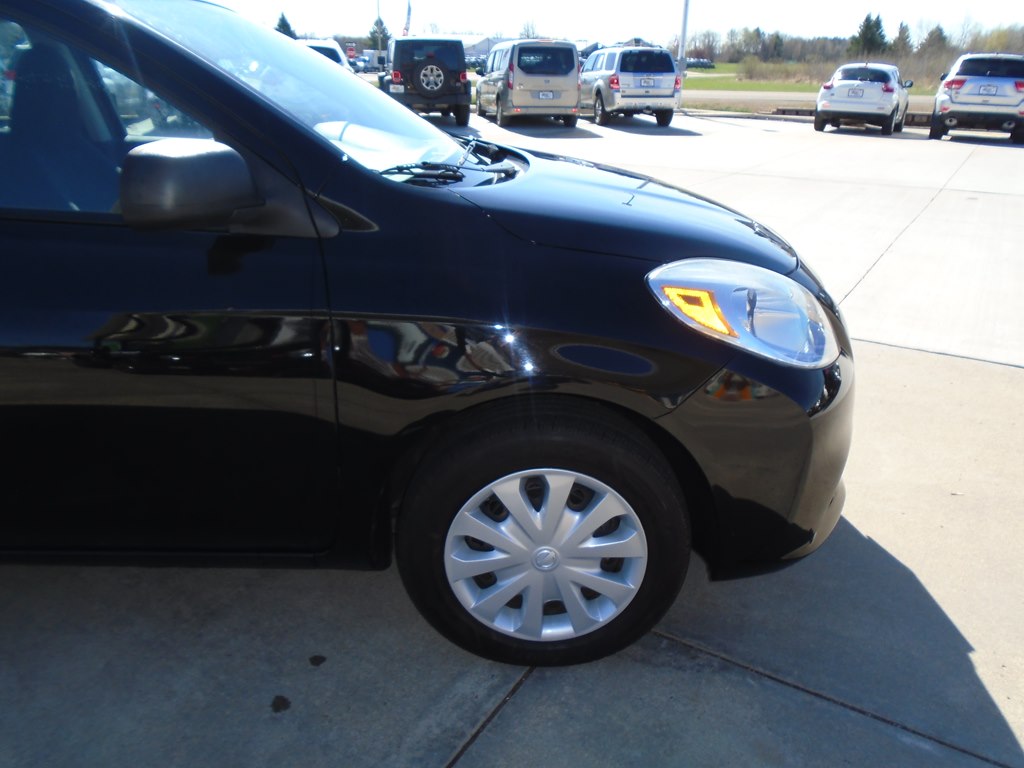 Photo 8 of this NISSAN VERSA