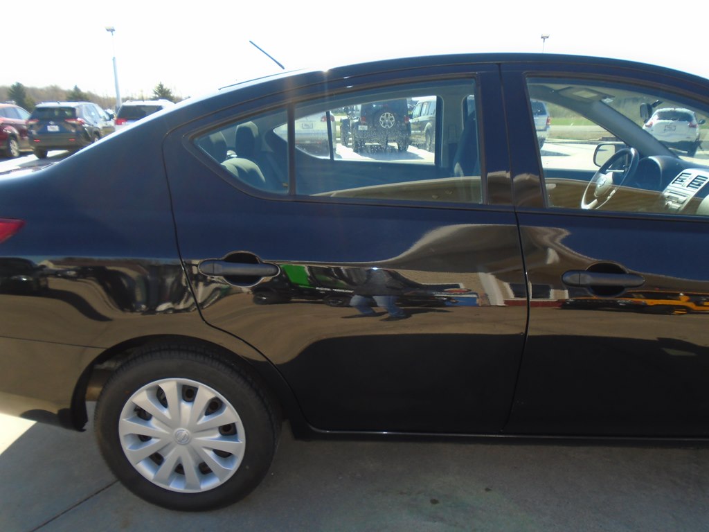 Photo 10 of this NISSAN VERSA