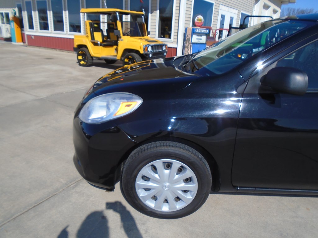 Photo 2 of this NISSAN VERSA