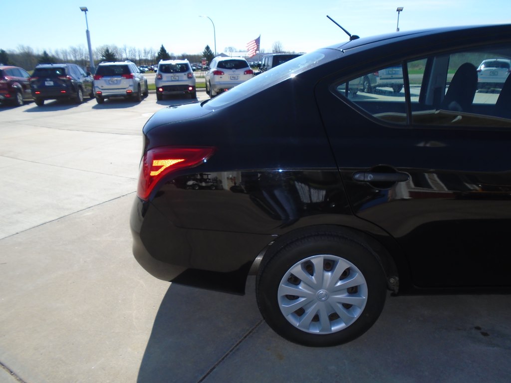 Photo 11 of this NISSAN VERSA