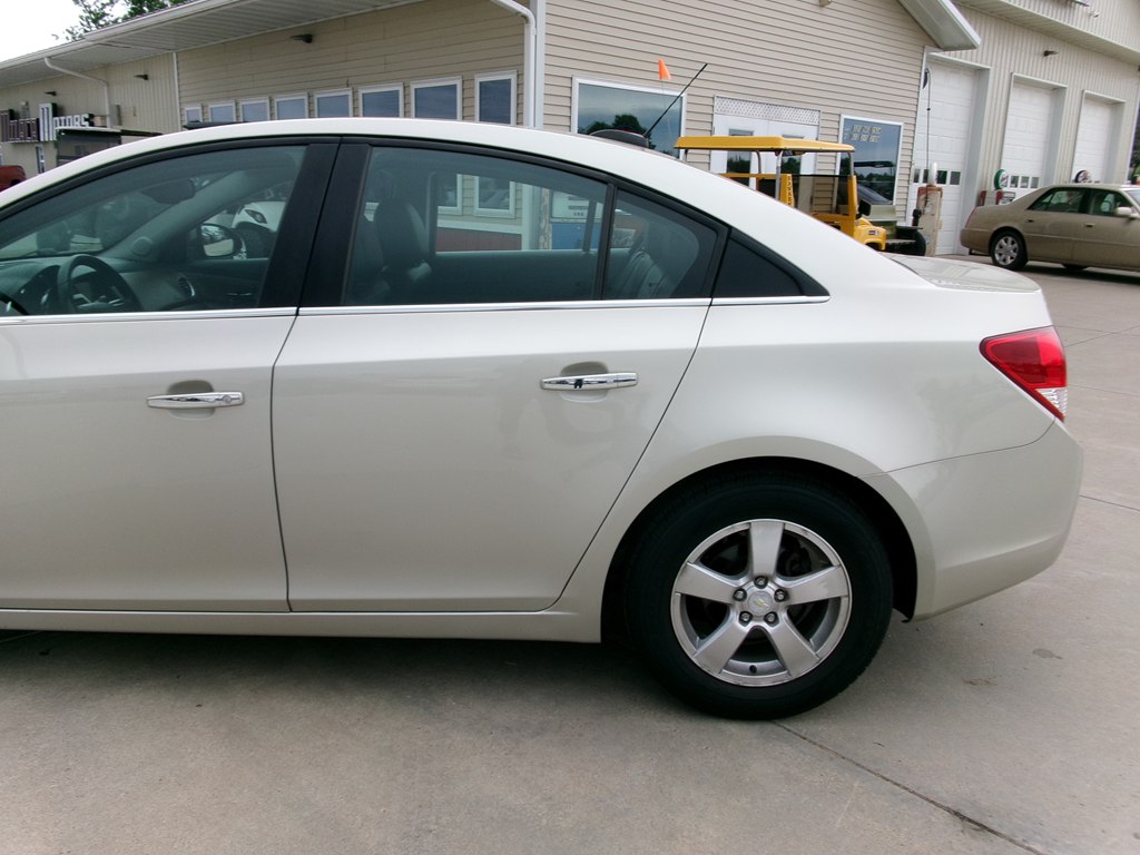 Photo 4 of this CHEVROLET CRUZE