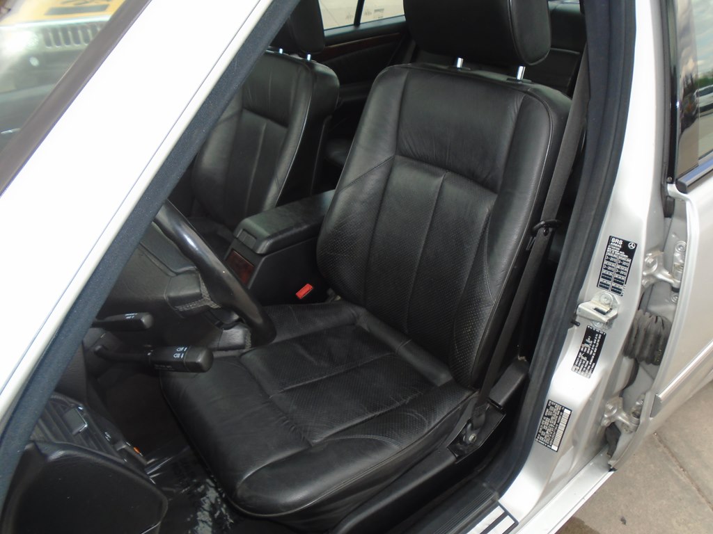 Photo 17 of this MERCEDES-BENZ C-CLASS