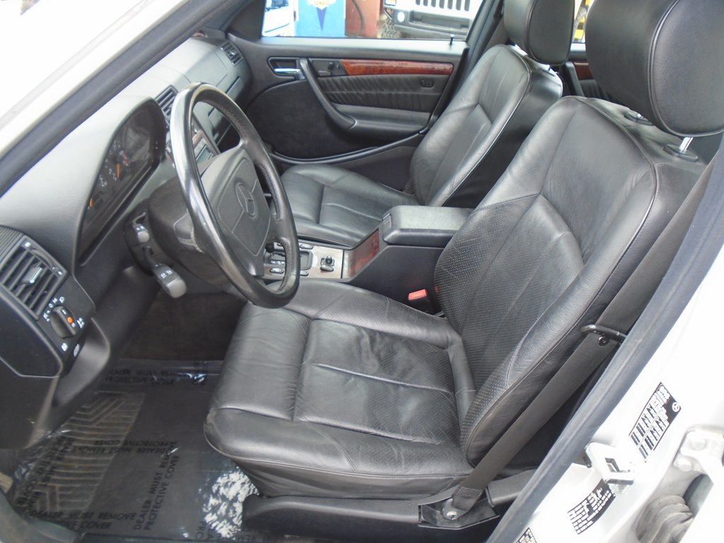 Photo 14 of this MERCEDES-BENZ C-CLASS