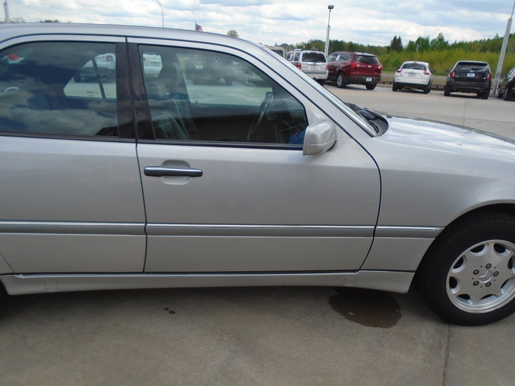 Photo 9 of this MERCEDES-BENZ C-CLASS