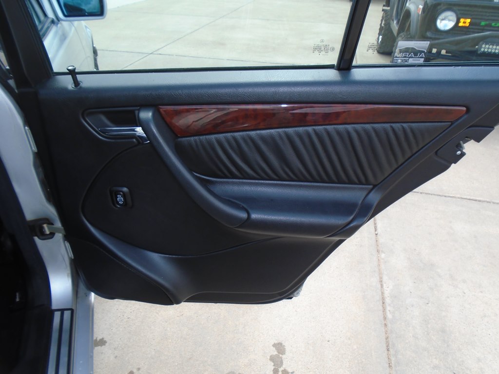 Photo 38 of this MERCEDES-BENZ C-CLASS