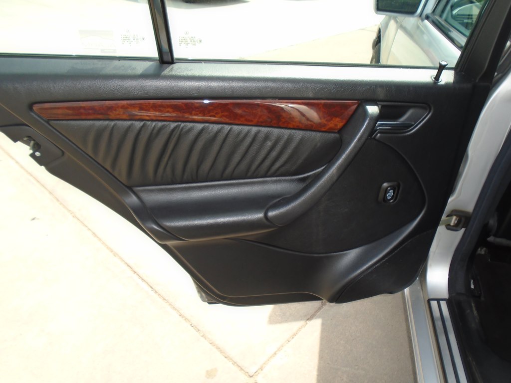 Photo 23 of this MERCEDES-BENZ C-CLASS
