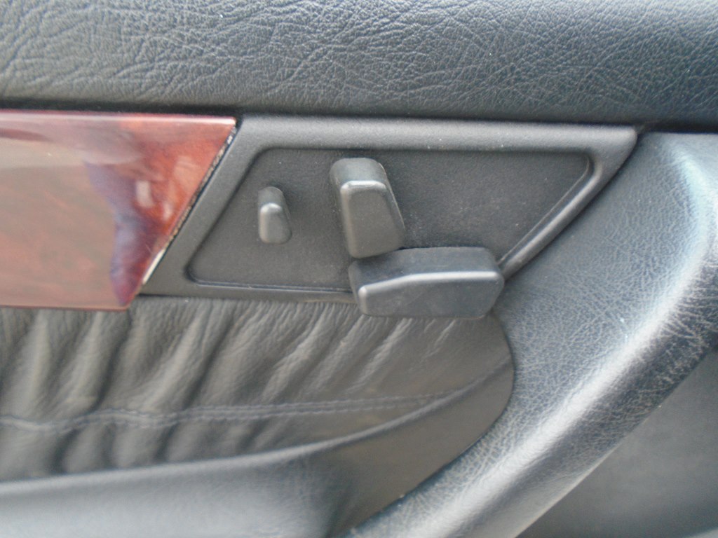 Photo 16 of this MERCEDES-BENZ C-CLASS
