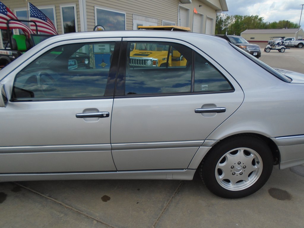 Photo 4 of this MERCEDES-BENZ C-CLASS