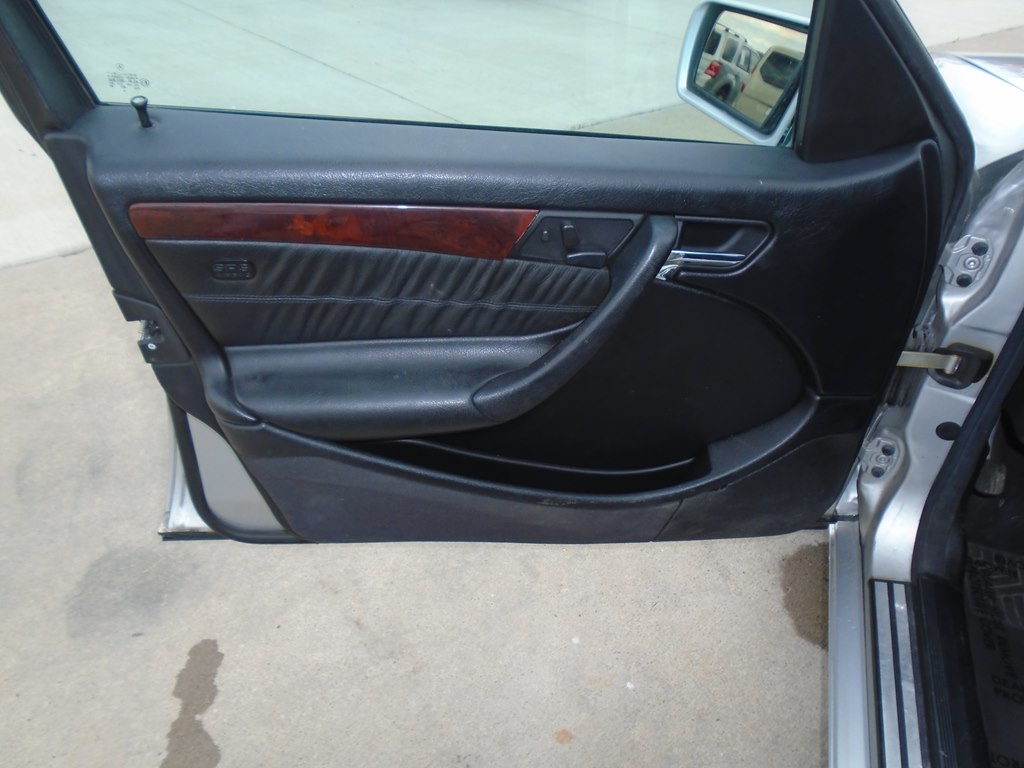 Photo 15 of this MERCEDES-BENZ C-CLASS