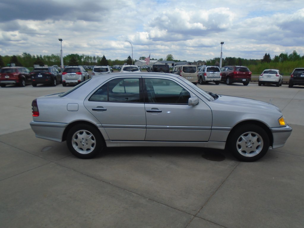 Photo 7 of this MERCEDES-BENZ C-CLASS